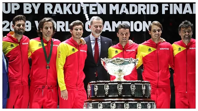 El rey Felipe VI, con el equipo español que ganó la Copa Davis en 2019