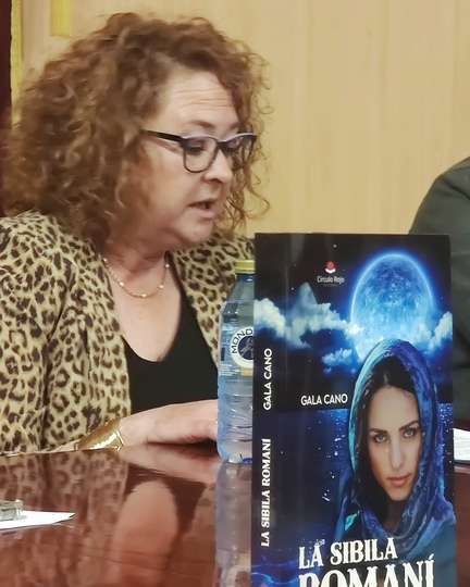 La autora y, en primer término, un ejemplar de su obra
