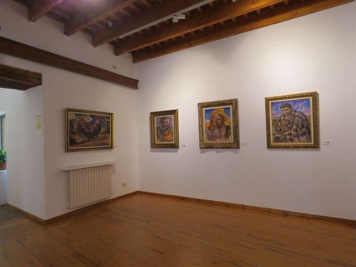 Varios cuadros de la exposición