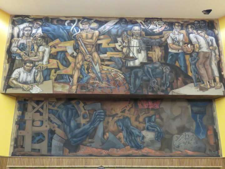 Mural Historia del Comercio, con dos franjas con diferente saliente, 1965, en el Centro de Idiomas de la Universidad de León (Antigua Escuela de Comercio)