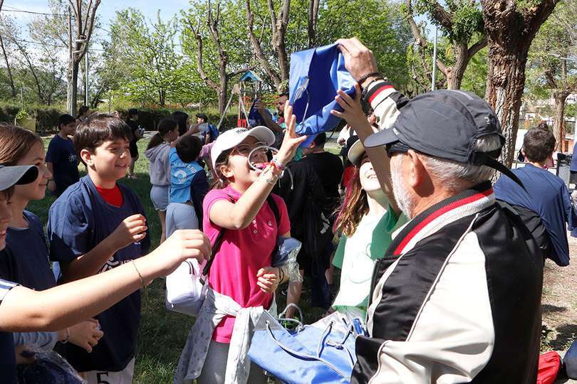 Entregando camisetas y bolsas promocionales de la jornada