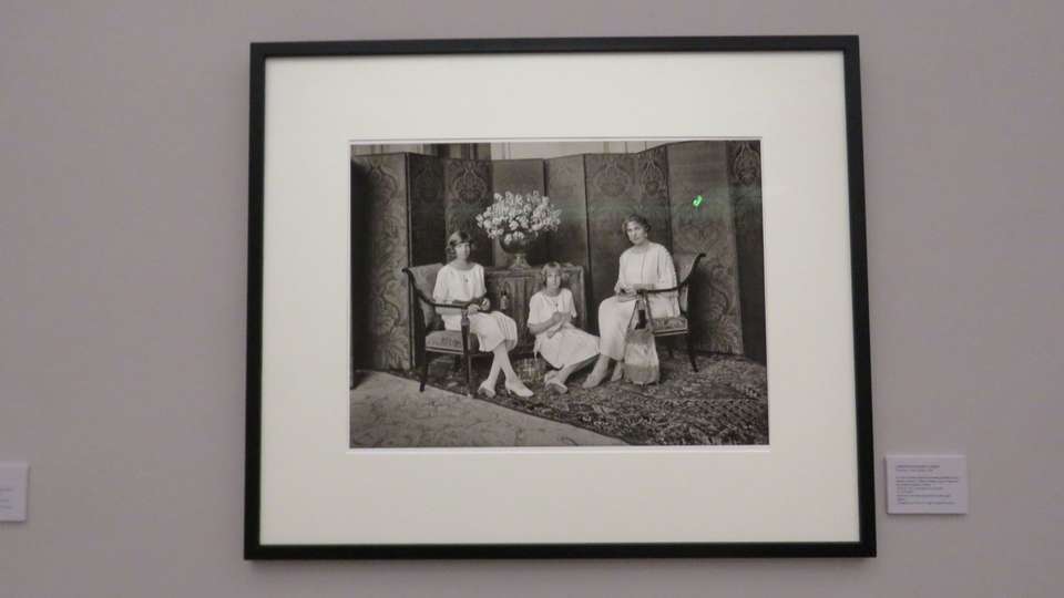 La reina Victoria Eugenia haciendo ganchillo con las Infantas, Beatriz y María Cristina, para el ropero de Caridad de Santa Victoria, hacia 1920