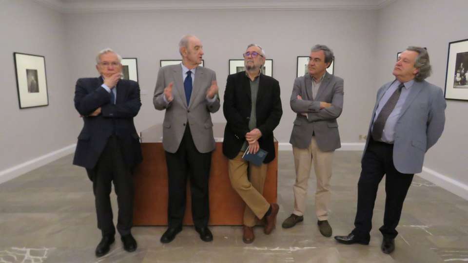 De izquierda a derecha, Víctor Nieto, académico delegado del museo; Tomás Marco, director de la Academia de Bellas Artes de San Fernando; Publio López Mondéjar, académico y fotohistoriador; José Bonifacio Bermejo, subdirector general de museos y exposiciones del Ayuntamiento de Madrid y José Ramón Encimar, secretario general de la corporación