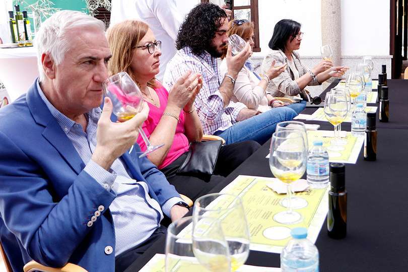 El alcalde, en primer término, apreciendo aromas junto al resto de asistentes