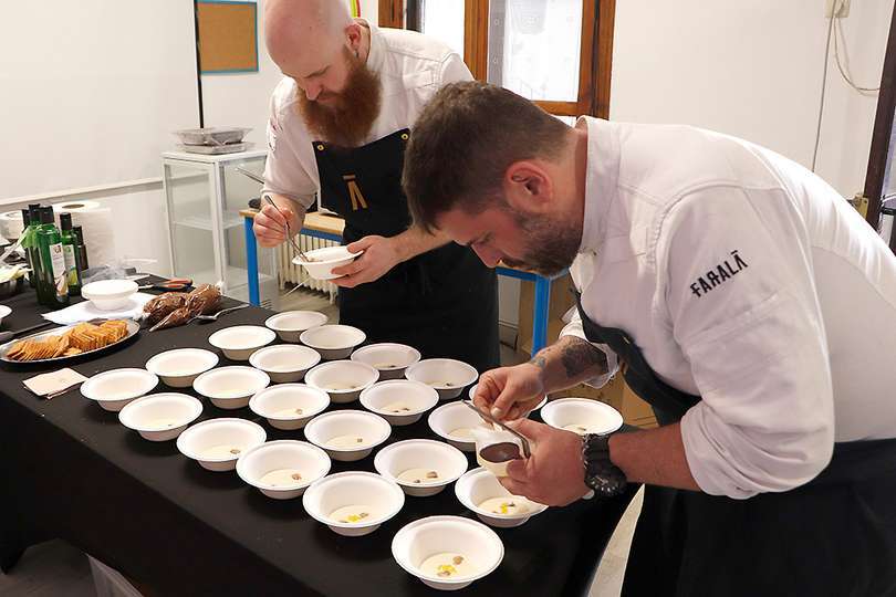 Preparando uno de los platos que se han maridado