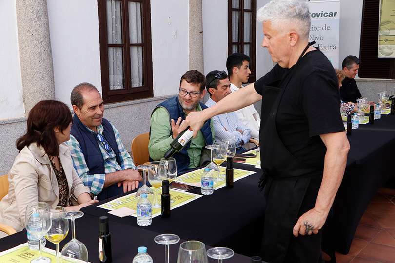 Sirviendo una de las variedades para la cata