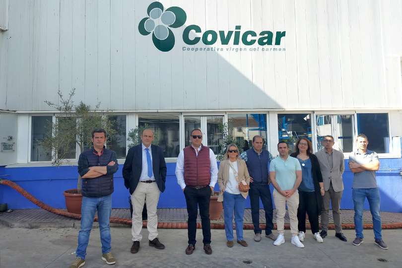Varios de los participantes en la visita a la almazara