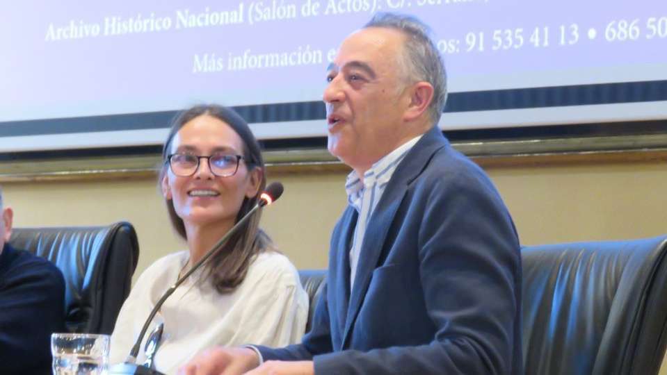 José María Paz Gago, catedrático de Teoría de la Literatura y Literatura Comparada de la Universidade da Coruña, escritor y prologuista de la obra, junto a Laura Ponte