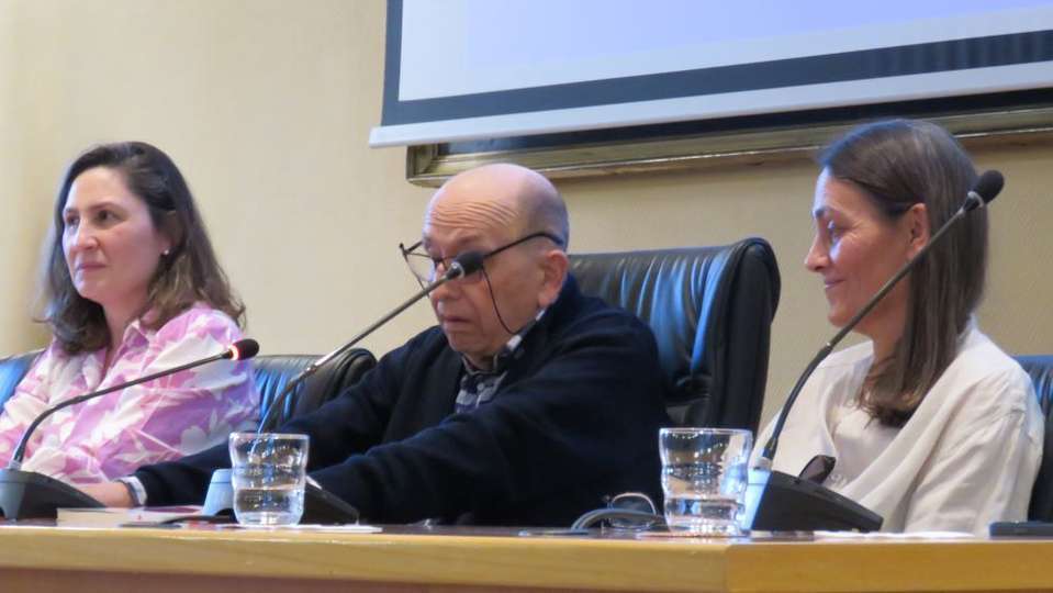 El autor, José Manuel Ponte, durante su intervención, con Raquel Delgado y Laura Ponte