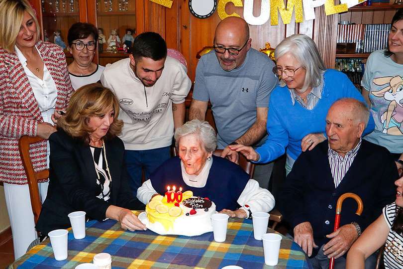 Patrocinio sopla con energía las velas de sus cien años de vida