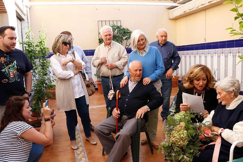 A la derecha, la edil Carmen Santos da lectura a la carta de felicitación del alcalde hacia Patro