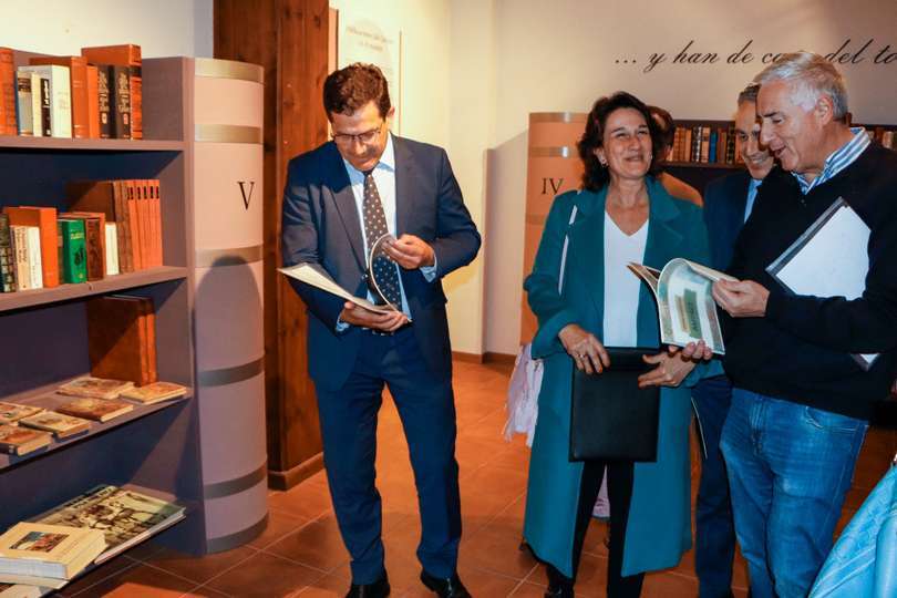 Ojeando ejemplares en la zona de la bibliografía cervantina