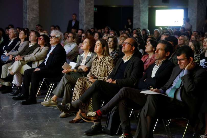 Atentos asistentes al acto