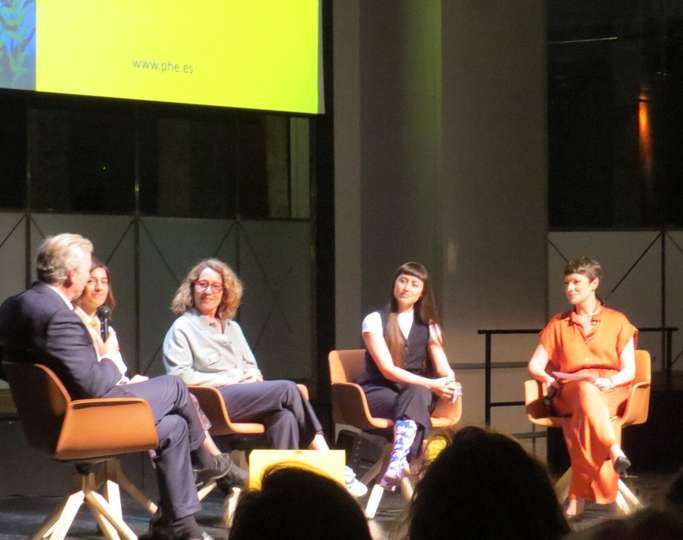Joaquín Mollinedo, de Relaciones institucionales, comunicación y marca Acciona-durante su intervención-; Gabi Stanislavsky, Project Manager CaixaForum+; Nuria Medina, de la Dirección de proyectos y estrategia para el mundo árabe Factum Arte y Laura Sansegundo, artista visual, con la directora de PHotoESPAÑA, María Santoyo