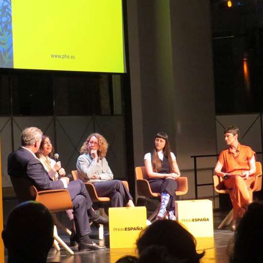 Joaquín Mollinedo; Gabi Stanislavsky,, con el micrófono, durante su intervención; Nuria Medina; Laura Sansegundo, y María Santoyo