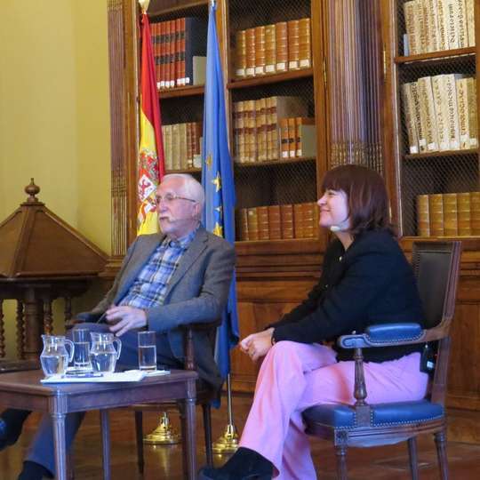 Luis Mateo Díez y María José  Gálvez directora general del Libro, del Cómic y de la Lectura, que moderó el encuentro con la prensa