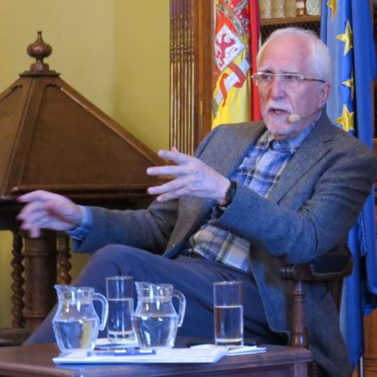 Luis Mateo Diez, afirmó que : “la escritura es una  tensión de aprendizaje”