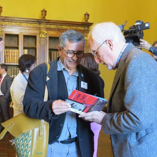 Luis Mateo Díez, firmando uno de sus libros