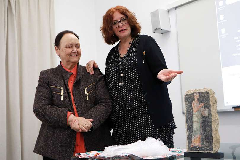 En primer término, la reproducción pompeyana con que fue obsequiada la veterana catedrática
