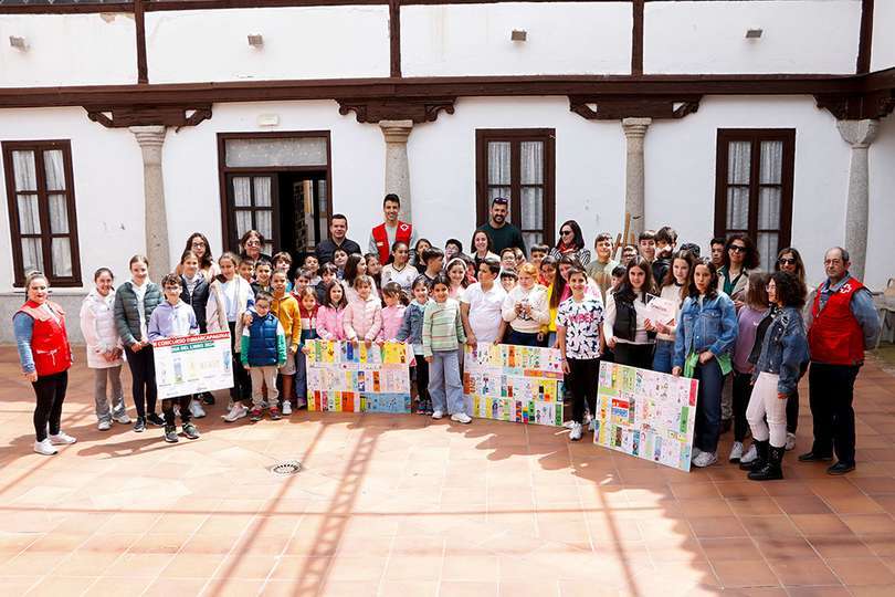 Posado de todos los asistentes al acto