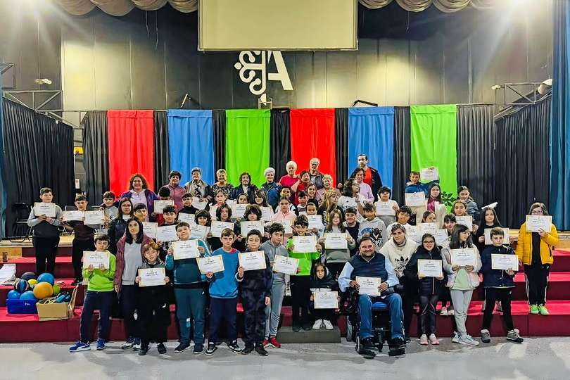 Posado de familia con el diploma acreditativo