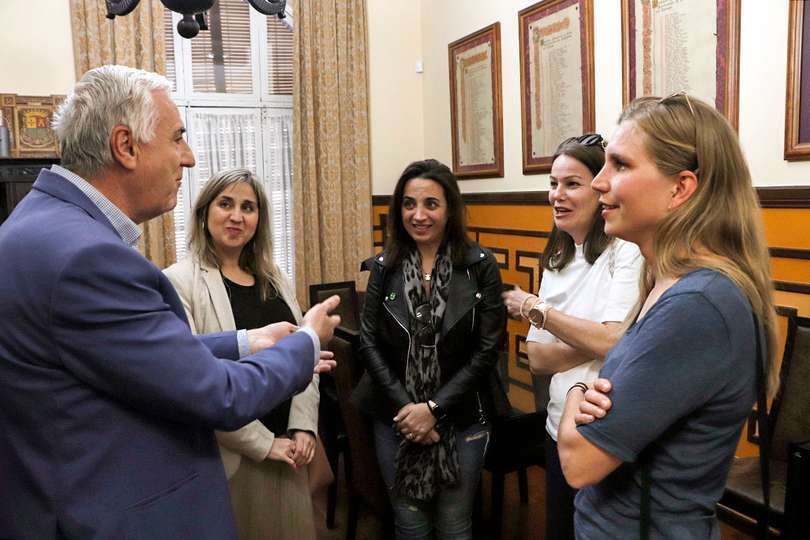 A la derecha las profesoras austríacas, en compañía de sus homólogas almodovereñas, en el despacho del alcalde