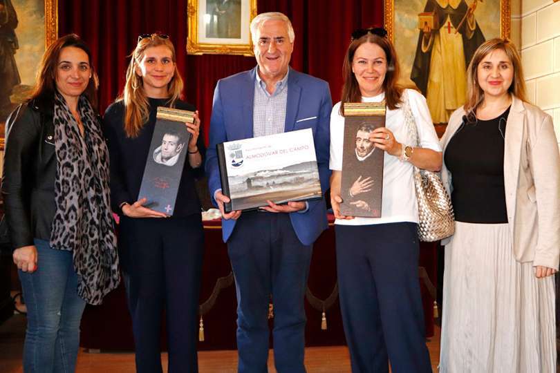 Posando con los obsequios de recuerdo entregados por José Lozano