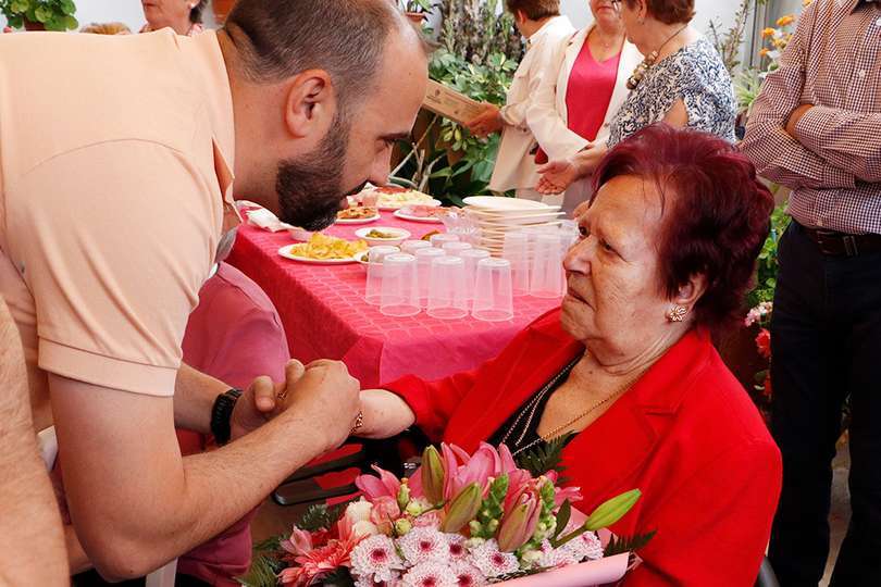 El alcalde saluda a Gregoria