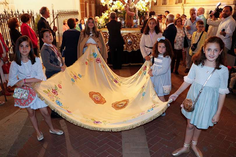 Grupo infantil que portó la sábana con los emblemas cofrades