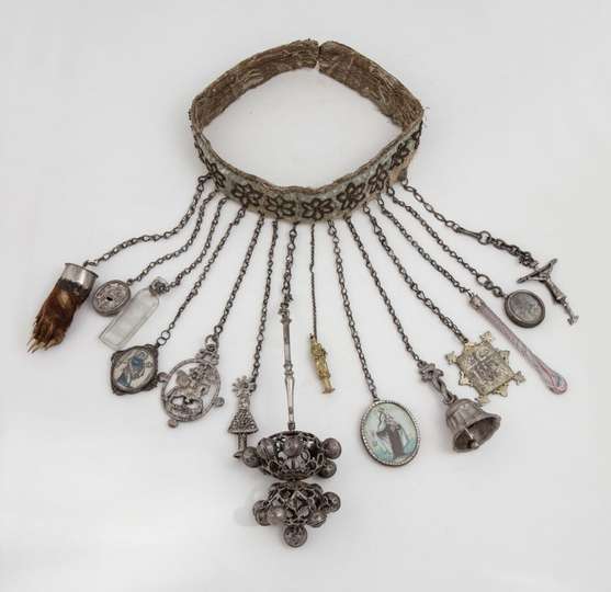 Cinturón mágico-religioso de amuletos, Finales del siglo xvii, Museo Sorolla, n.º inv. 70001