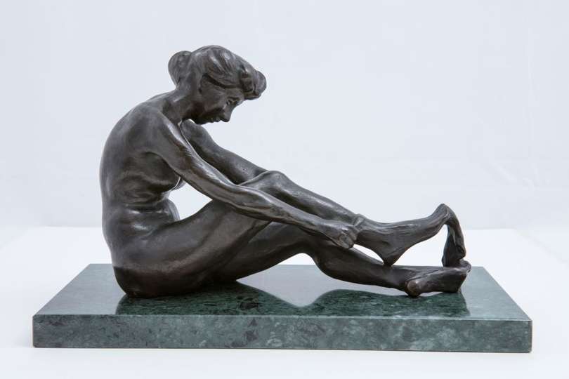 Yvonne Serruys, Mujer poniéndose una media, ca. 1909, Museo Sorolla, n.º inv. 20077