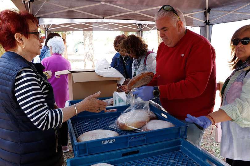 Comprando tortas dulces del santo