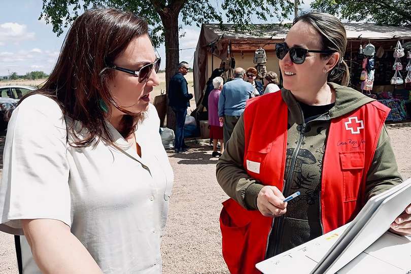 La concejala Beatriz Serrano, junto a la responsable de Cruz Roja presente en el dispositivo