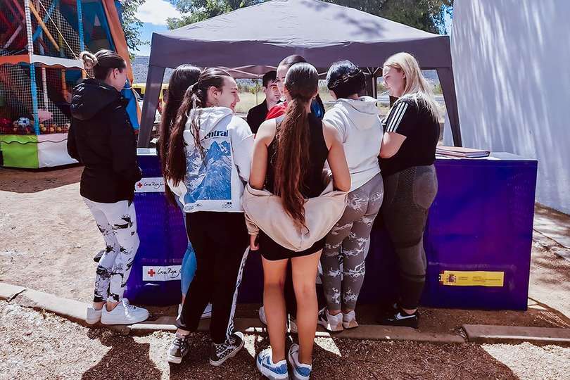 Un grupo de jóvenes, interesadas en el Punto Violeta