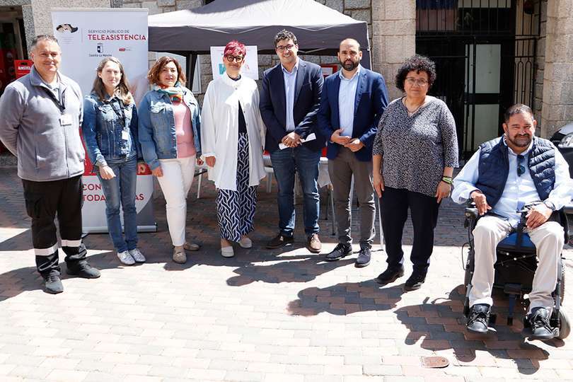 Junto a representantes de Teleasistencia