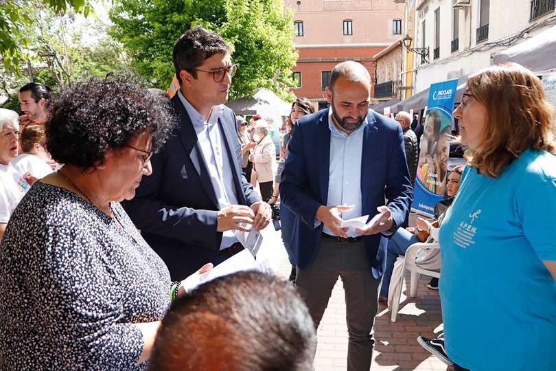 Las autoridades, atendiendo a la representante de APEN Parkinson