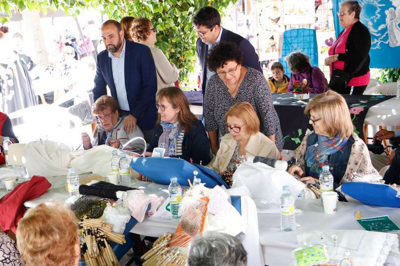 Salundando a participantes del taller de manualidades