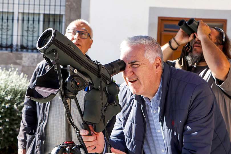 El alcalde, observando de cerca un mechinal que cobija una pareja de cernícalos primilla