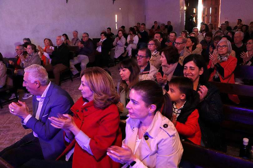 Respaldo de público en ermita