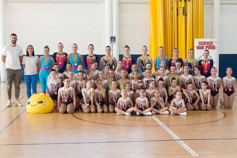 Posado final del Club Deportivo Aerobics VS 2.0 junto al edil de Deportes