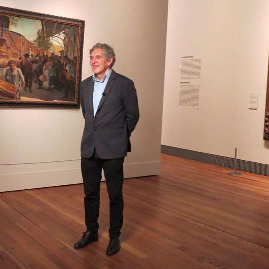 El comisario de la exposición, Javier Barón, atendiendo a los Medios de Prensa