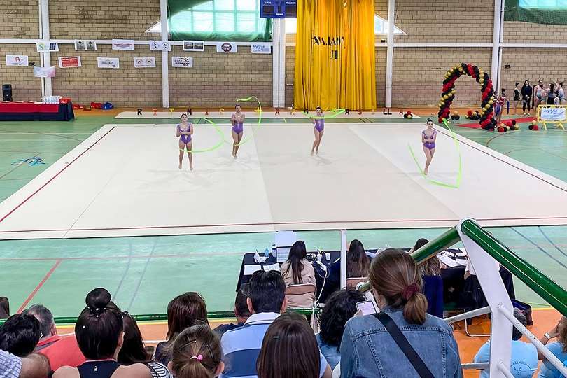 Una de las coreografías sobre el gran tatami instalado