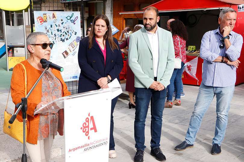 Manuela Carneros Arias, en primer término