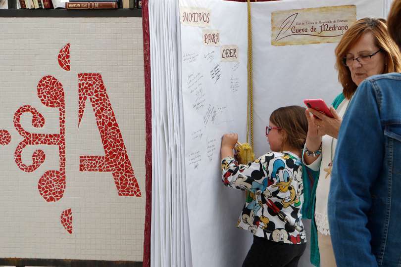 Una niña, escribiendo en una de las propuestas colaborativas