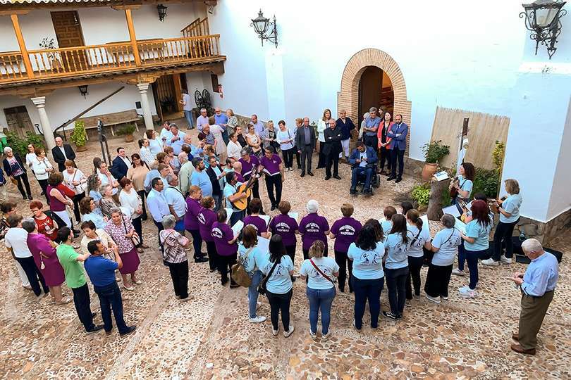Echando el mayo a la Cruz de Mayo en el patio del santuario