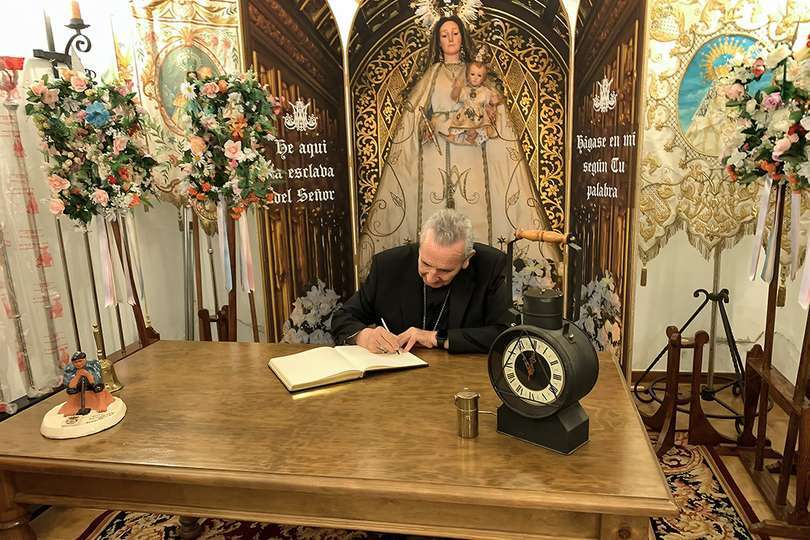 Monseñor Melgar firma en el libro de honor