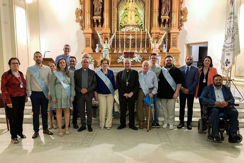 Posando con el obispo en el interior del templo