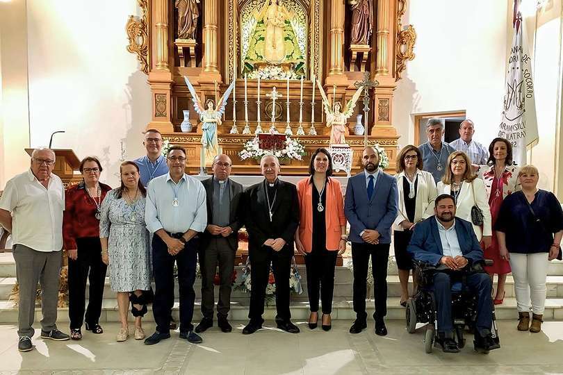 Posando junto al obispo en el interior del templo