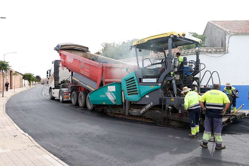 Recargando material para aplicar sobre la calzada