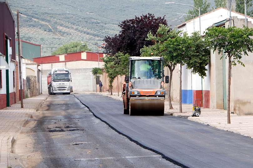 Trabajos de asfaltado en la Ronda del Prado